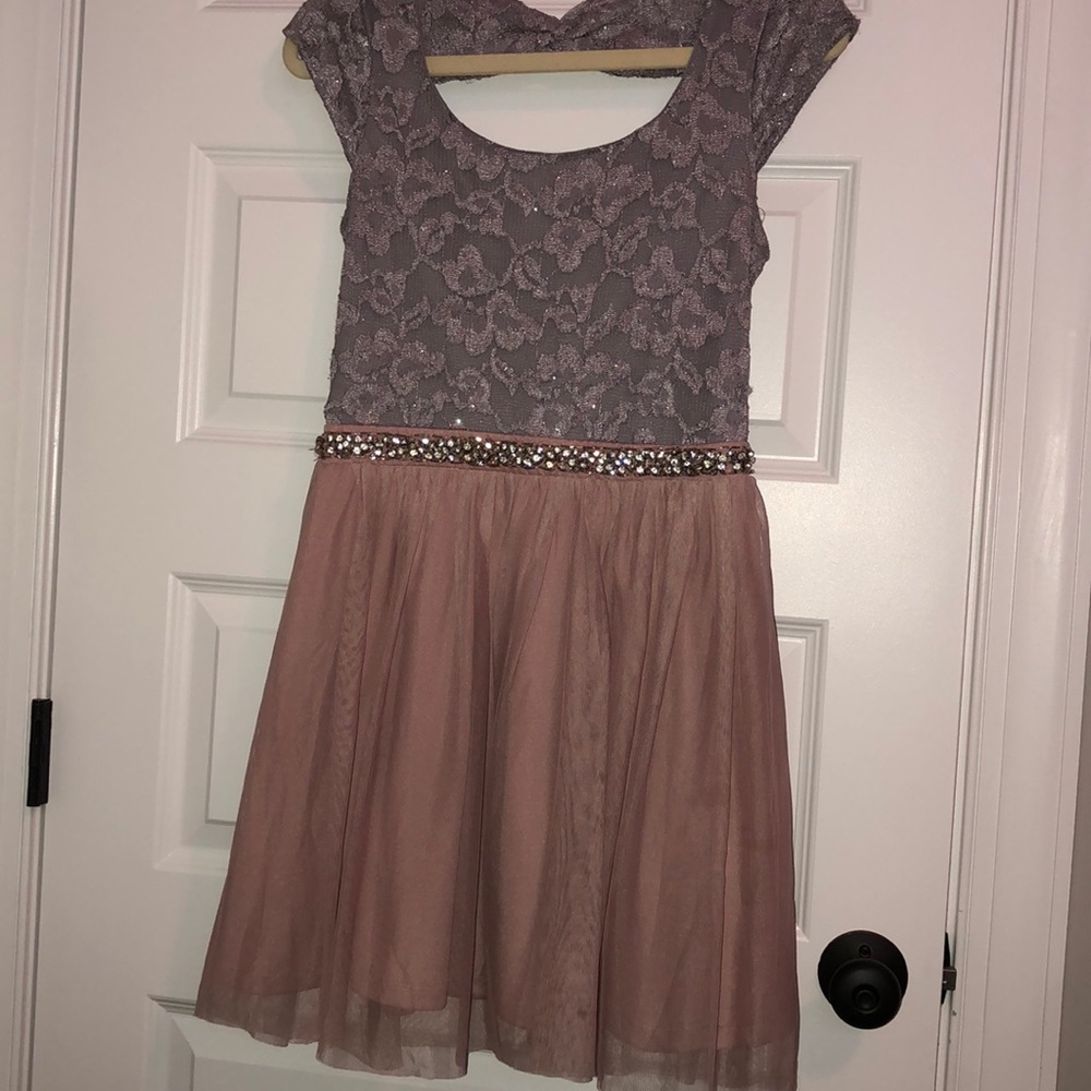 cute dress!